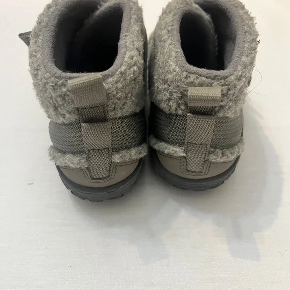 Chaco Fuzzy Gray Kids Slippers Size 6 Youth and Womens Size 8 Gray Fleece - Picture 3 of 4